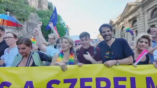 Así ha vivido Eduardo Rubiño la marcha del Orgullo en Budapest junto a Yolanda Díaz y Ernest Urtasun: "Está siendo impresionante..." Así ha vivido Eduardo Rubiño la marcha del Orgullo en Budapest junto a Yolanda Díaz y Ernest Urtasun: "Está siendo impresionante..."