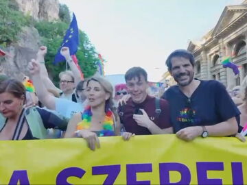 Así ha vivido Eduardo Rubiño la marcha del Orgullo en Budapest junto a Yolanda Díaz y Ernest Urtasun: "Está siendo impresionante..."