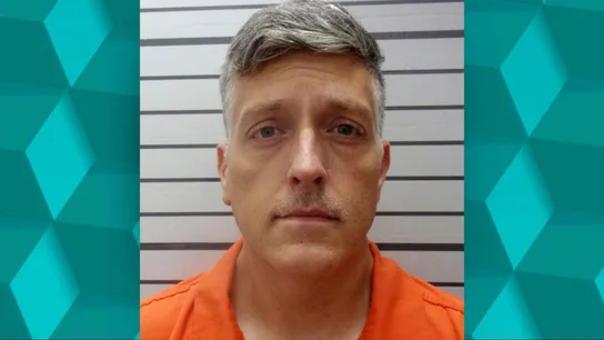 Jon Hallford, dueño de una funeraria, ha sido condenado a 20 años de prisión por acumular casi 200 cadáveres y estafar a los familiares de los fallecidos. Jon Hallford, dueño de una funeraria, ha sido condenado a 20 años de prisión por acumular casi 200 cadáveres y estafar a los familiares de los fallecidos.