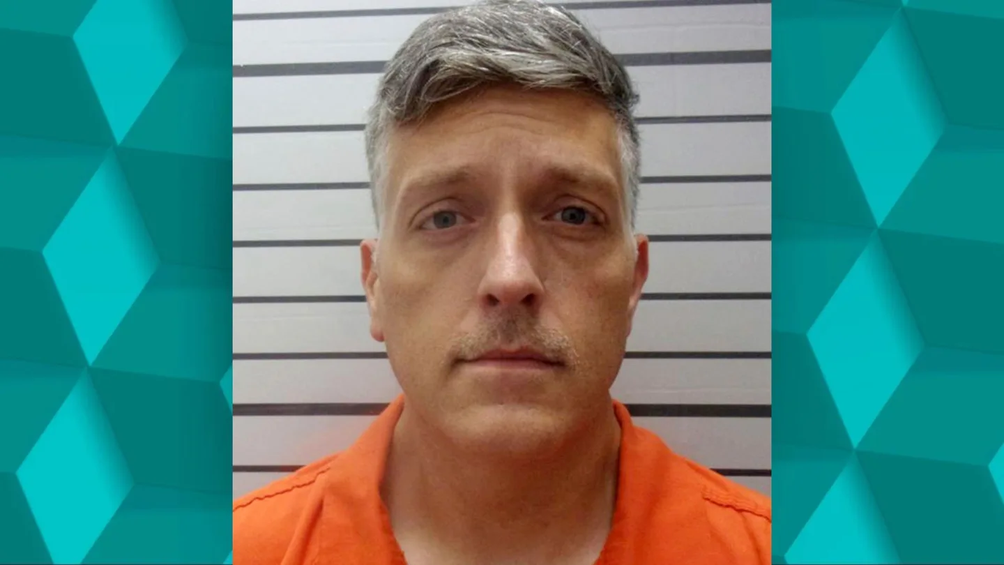 Jon Hallford, dueño de una funeraria, ha sido condenado a 20 años de prisión por acumular casi 200 cadáveres y estafar a los familiares de los fallecidos. Jon Hallford, dueño de una funeraria, ha sido condenado a 20 años de prisión por acumular casi 200 cadáveres y estafar a los familiares de los fallecidos.