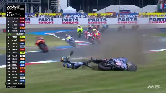 La terrible caída de Álex Márquez cuando luchaba con Acosta que le ha provocado una fractura La terrible caída de Álex Márquez cuando luchaba con Acosta que le ha provocado una fractura