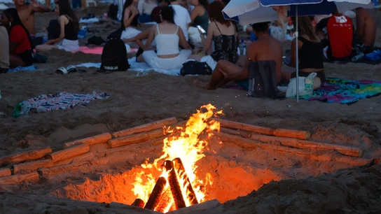 Jóvenes celebrando la noche de San Juan en una playa Jóvenes celebrando la noche de San Juan en una playa