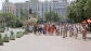 Grupo de personas caminando a pleno sol