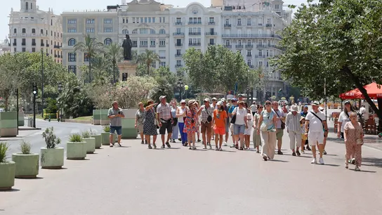 Grupo de personas caminando a pleno sol Grupo de personas caminando a pleno sol