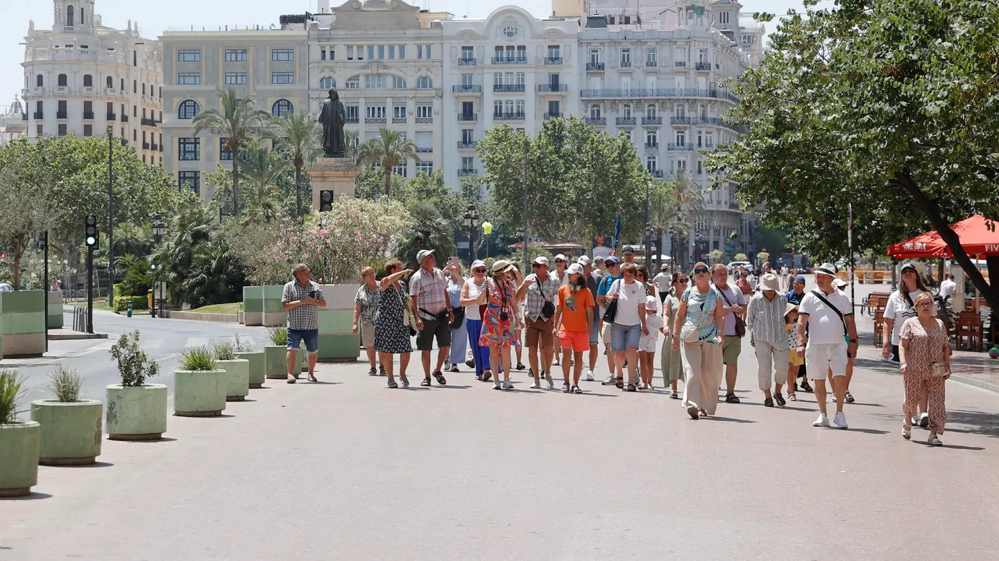 Grupo de personas caminando a pleno sol Grupo de personas caminando a pleno sol