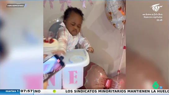 El bebé que le mete un manotazo al pastel de su cumpleaños El bebé que le mete un manotazo al pastel de su cumpleaños