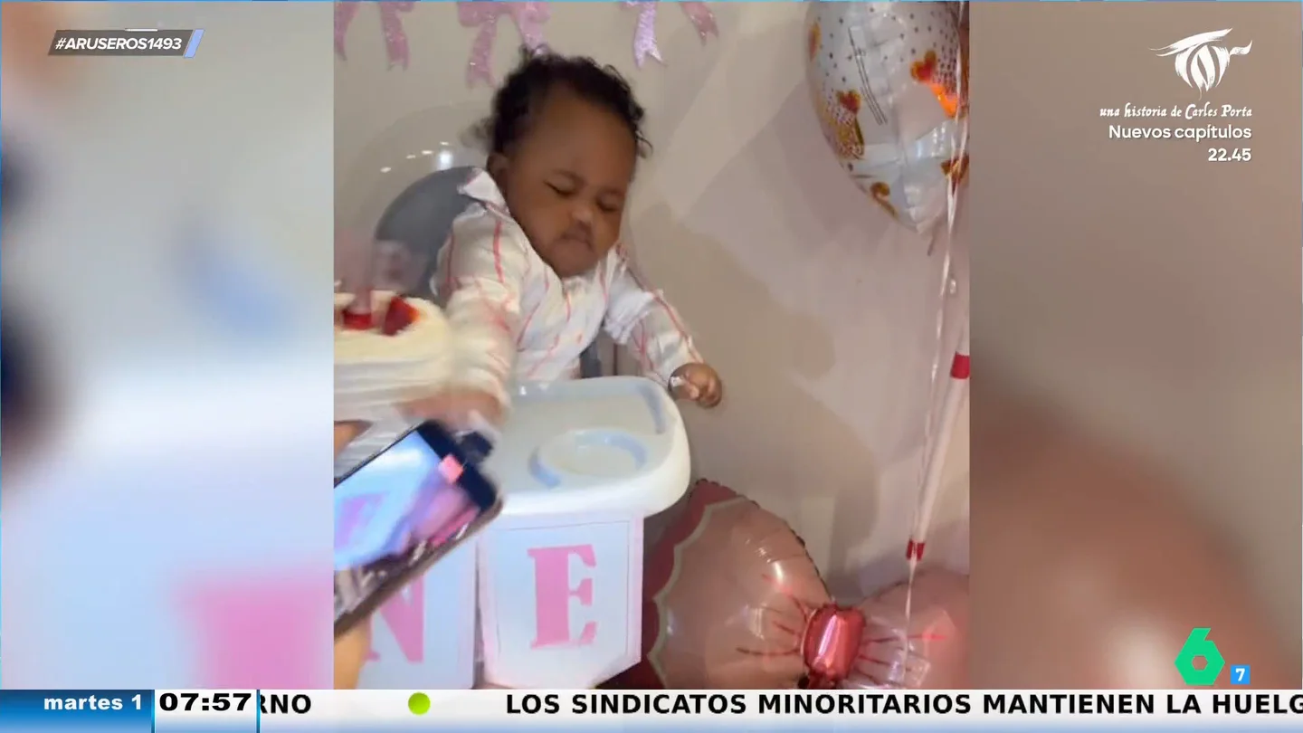 El bebé que le mete un manotazo al pastel de su cumpleaños El bebé que le mete un manotazo al pastel de su cumpleaños