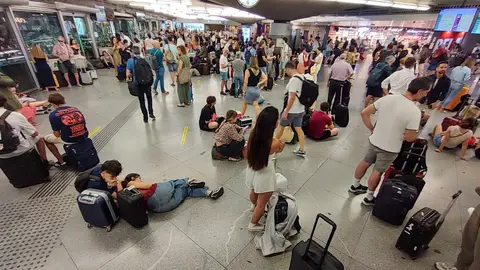Cientos de personas esperan la salida de su tren en la estación de Atocha en Madrid este martes tras el anuncio de Adif Cientos de personas esperan la salida de su tren en la estación de Atocha en Madrid este martes tras el anuncio de Adif