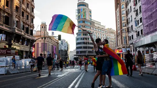 Una pareja, besándose en la Gran Vía de Madrid, cortada para las fiestas del Orgullo en 2018 Una pareja, besándose en la Gran Vía de Madrid, cortada para las fiestas del Orgullo en 2018