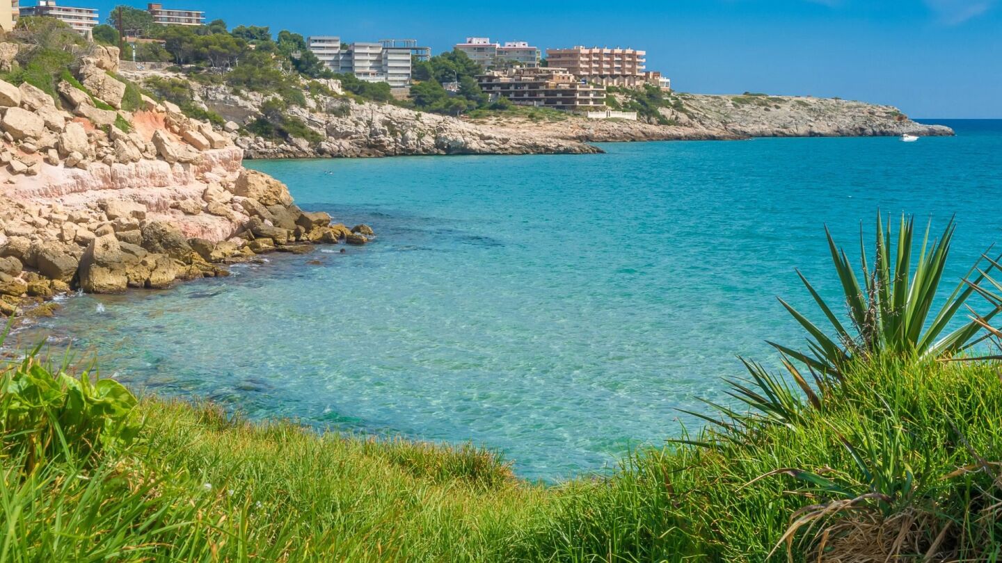  Moj&aacute;car, Salou y Benidorm son los destinos de playa en la pen&iacute;nsula m&aacute;s demandados este verano