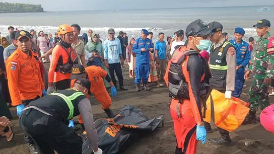 El naufragio de un ferri cerca de Bali deja al menos cuatro muertos y una treintena de desaparecidos El naufragio de un ferri cerca de Bali deja al menos cuatro muertos y una treintena de desaparecidos