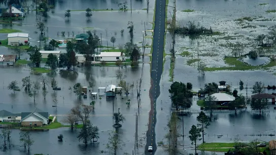 Imagen de edificios rodeados por las aguas de la inundación tras las fuertes lluvias en Texas Imagen de edificios rodeados por las aguas de la inundación tras las fuertes lluvias en Texas
