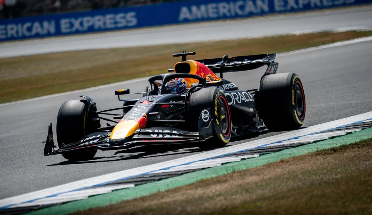 El neerlandés Max Verstappen atrapa la 'pole' en Silverstone por delante de los McLaren