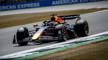 El neerlandés Max Verstappen atrapa la 'pole' en Silverstone por delante de los McLaren
