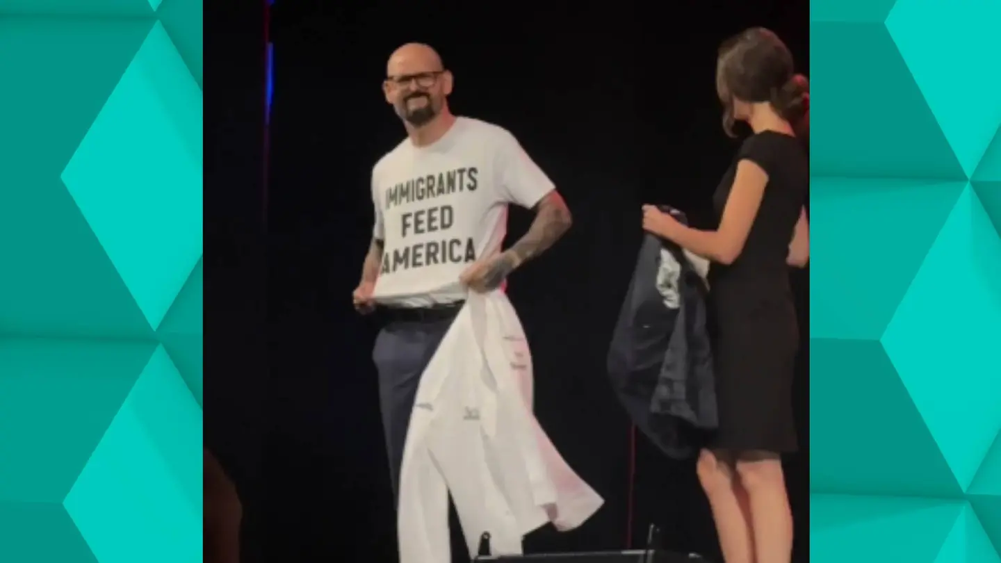 El chef Aitor Zabala protesta contra Trump en la ceremonia de Estrellas Michelín. El chef Aitor Zabala protesta contra Trump en la ceremonia de Estrellas Michelín.