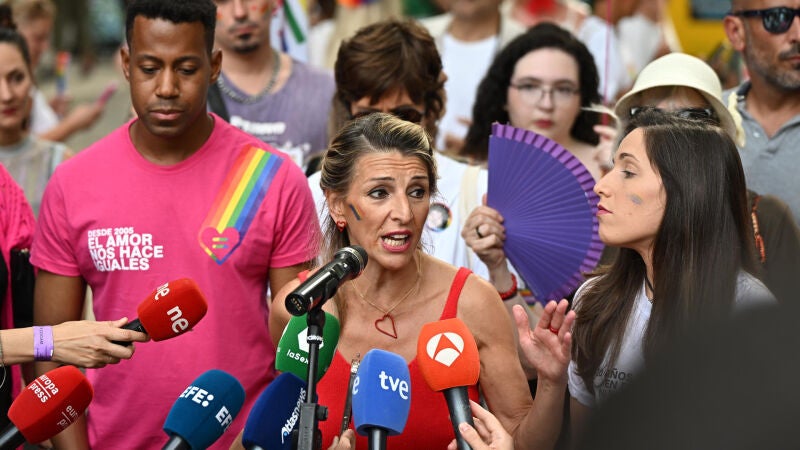 La vicepresidenta segunda y ministra de Trabajo y Economía Social, Yolanda Díaz, en declaraciones a los medios durante la manifestación Estatal del Orgullo LGTBIQ+ que se celebra este sábado en Madrid. 