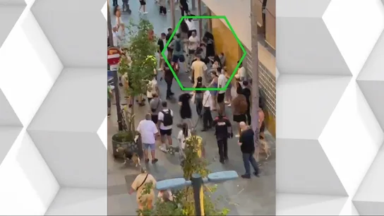 Ocho detenidos en una pelea entre vecinos y presuntos delincuentes en el barrio de la Barceloneta. Ocho detenidos en una pelea entre vecinos y presuntos delincuentes en el barrio de la Barceloneta.