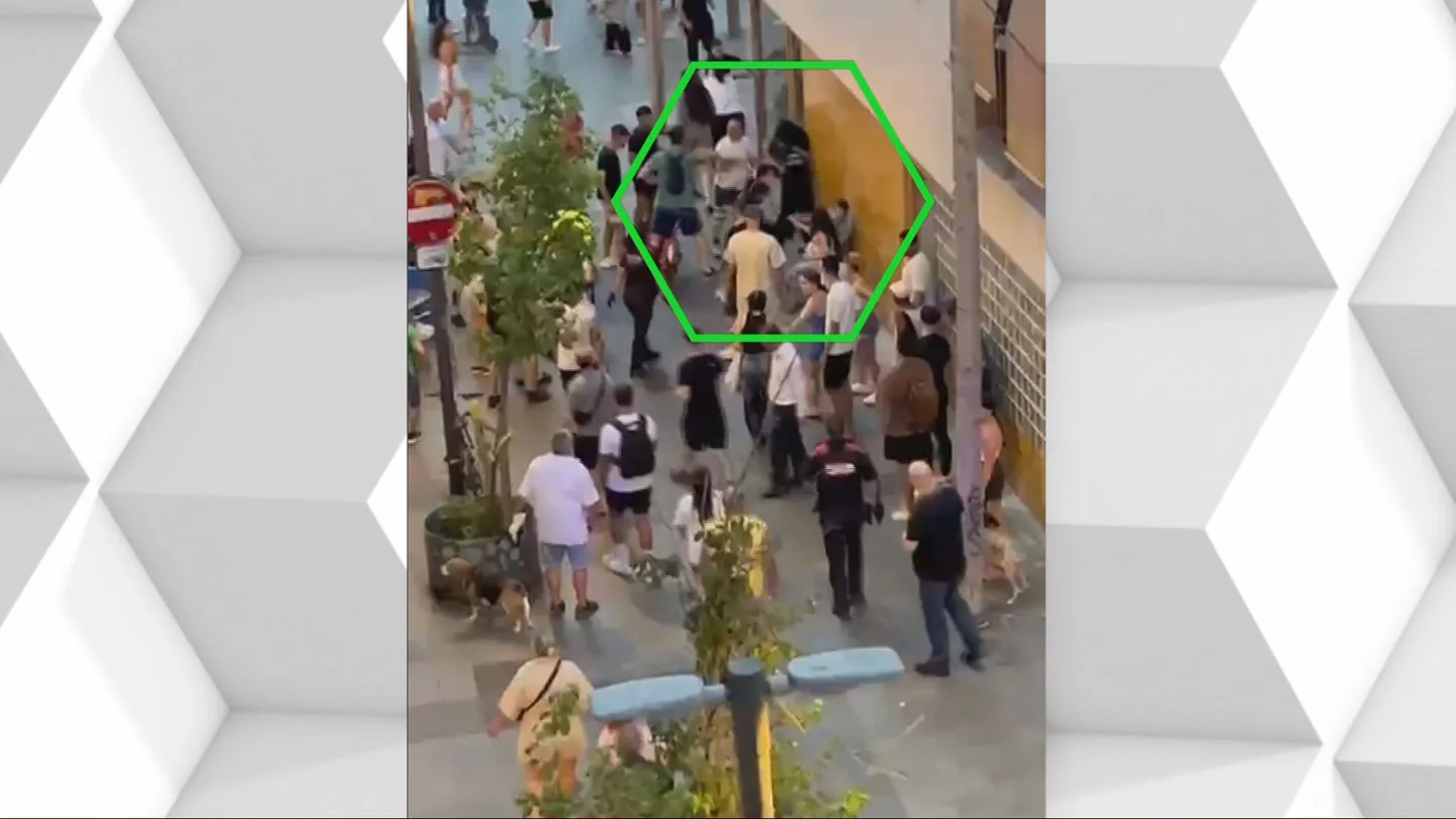Ocho detenidos en una pelea entre vecinos y presuntos delincuentes en el barrio de la Barceloneta. Ocho detenidos en una pelea entre vecinos y presuntos delincuentes en el barrio de la Barceloneta.