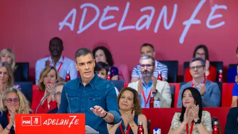 El secretario general del PSOE y presidente del Gobierno, Pedro Sánchez (i), durante el Comité Federal del partido este sábado, en la sede del partido en la madrileña calle de Ferraz. El secretario general del PSOE y presidente del Gobierno, Pedro Sánchez (i), durante el Comité Federal del partido este sábado, en la sede del partido en la madrileña calle de Ferraz.