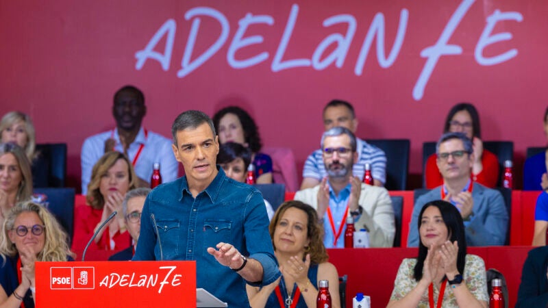 El secretario general del PSOE y presidente del Gobierno, Pedro Sánchez (i), durante el Comité Federal del partido este sábado, en la sede del partido en la madrileña calle de Ferraz. 