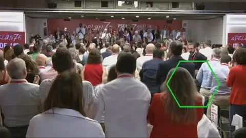 Momento en el que Emiliano García-Page no se levanta tras la intervención de Sánchez Momento en el que Emiliano García-Page no se levanta tras la intervención de Sánchez