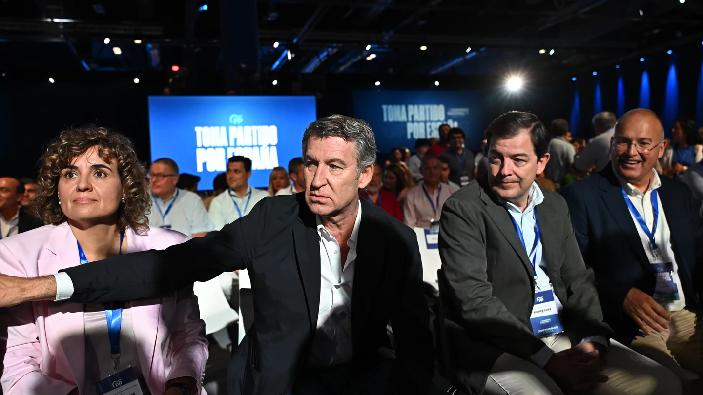 El líder del PP, Alberto Núñez Feijóo, acompañado de Dolors Montserrat, Alfonso Fernández Mañueco y Miguel Tellado El líder del PP, Alberto Núñez Feijóo, acompañado de Dolors Montserrat, Alfonso Fernández Mañueco y Miguel Tellado