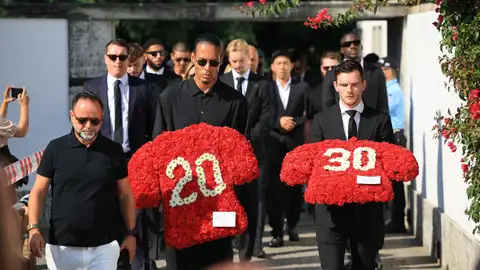 Los jugadores del Liverpool Virgil van Dijk y Andrew Robertson llevan ofrendas florales en el funeral de Diogo Jota y su hermano André Silva. Los jugadores del Liverpool Virgil van Dijk y Andrew Robertson llevan ofrendas florales en el funeral de Diogo Jota y su hermano André Silva.