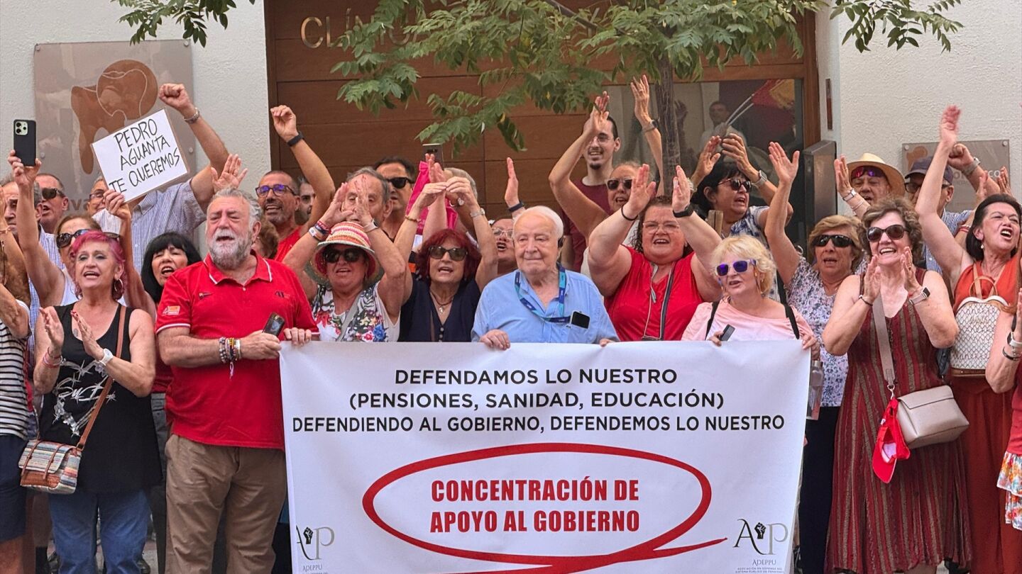 Muestras de apoyo y protestas contra Sánchez cerca de Ferraz a la entrada del Comité Federal del PSOE.