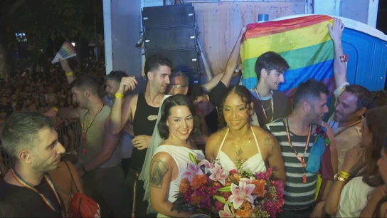 Judith y Estefani se dan el "si, quiero" en una carroza del Orgullo: "Ojalá todos tengan a alguien que les mire así" Judith y Estefani se dan el "si, quiero" en una carroza del Orgullo: "Ojalá todos tengan a alguien que les mire así"