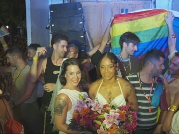Judith y Estefani se dan el "si, quiero" en una carroza del Orgullo: "Ojalá todos tengan a alguien que les mire así"