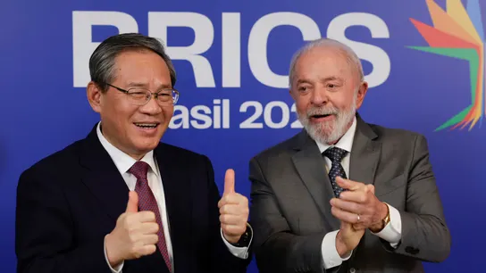 El presidente de Brasil Luiz Inácio Lula da Silva posa con el primer ministro chino Li Qiang El presidente de Brasil Luiz Inácio Lula da Silva posa con el primer ministro chino Li Qiang