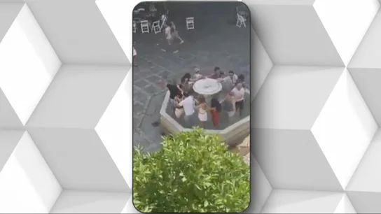 Turistas bañándose en una fuente de Sevilla Turistas bañándose en una fuente de Sevilla