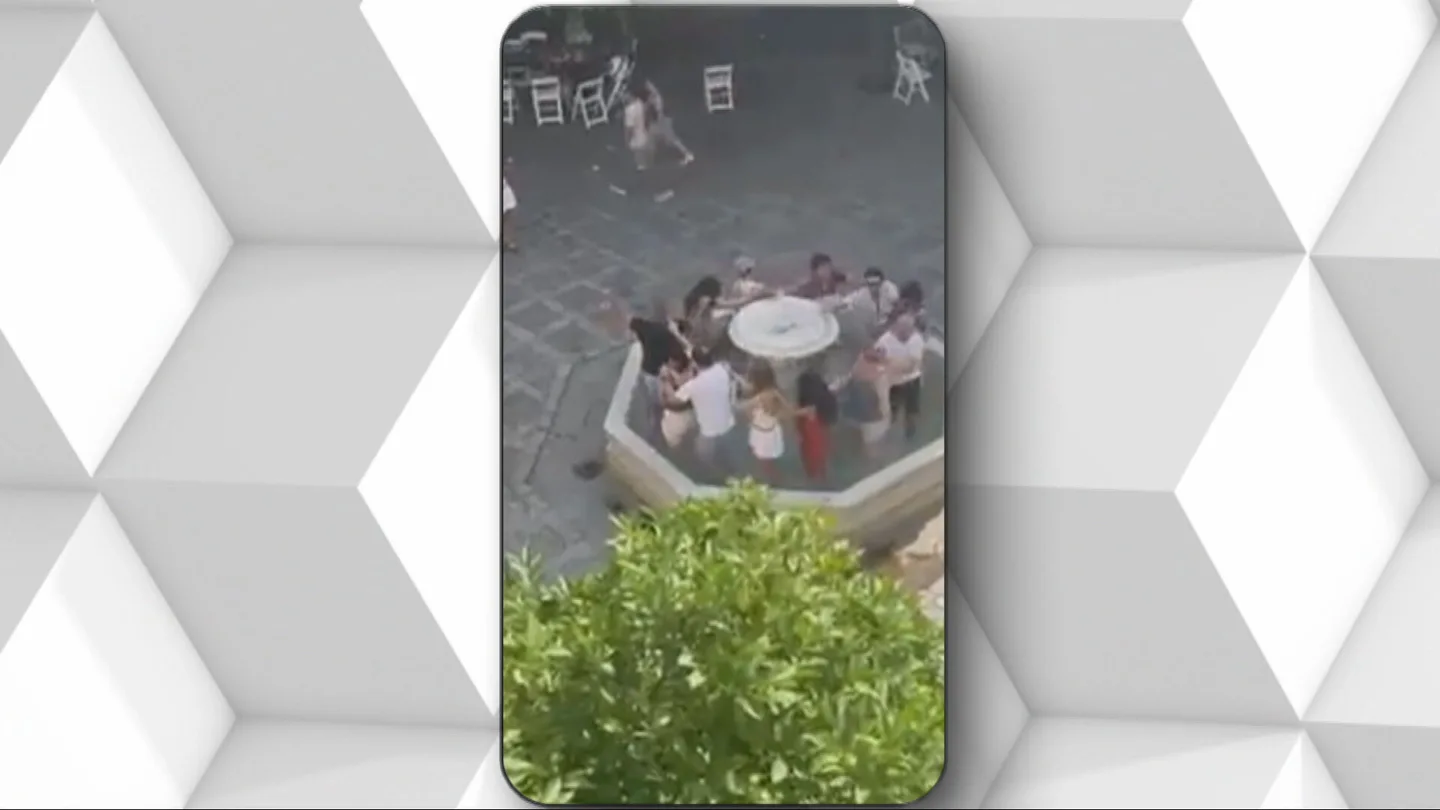 Turistas bañándose en una fuente de Sevilla Turistas bañándose en una fuente de Sevilla