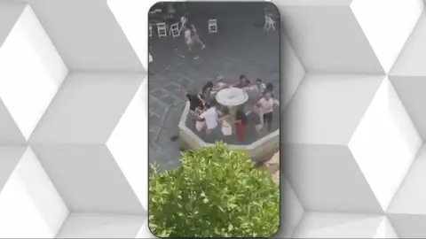 Turistas bañándose en una fuente de Sevilla Turistas bañándose en una fuente de Sevilla