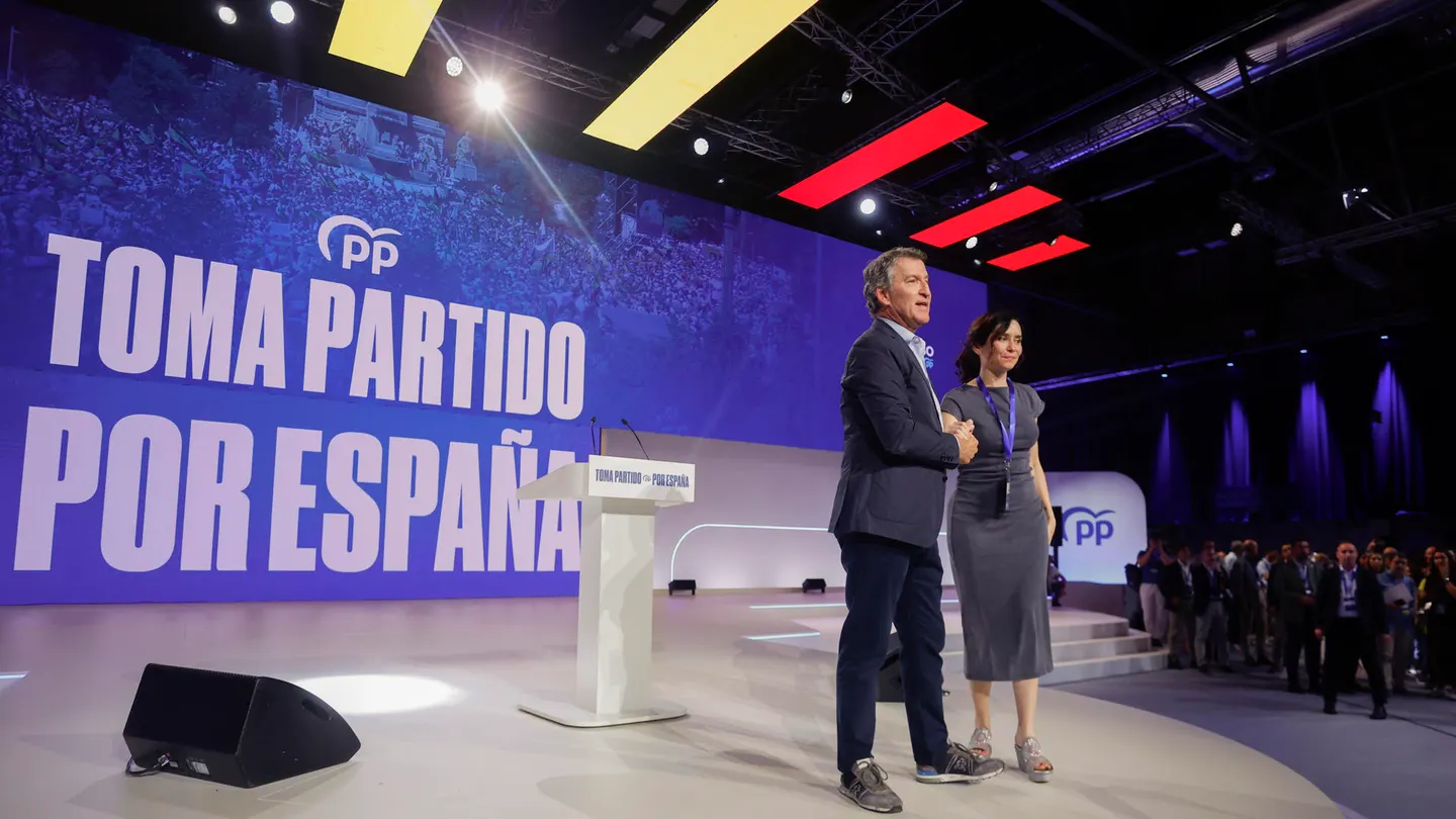 Alberto Núñez Feijóo (i), junto a la presidenta de la Comunidad de Madrid, Isabel Díaz Ayuso (d), en el Congreso del PP. Alberto Núñez Feijóo (i), junto a la presidenta de la Comunidad de Madrid, Isabel Díaz Ayuso (d), en el Congreso del PP.