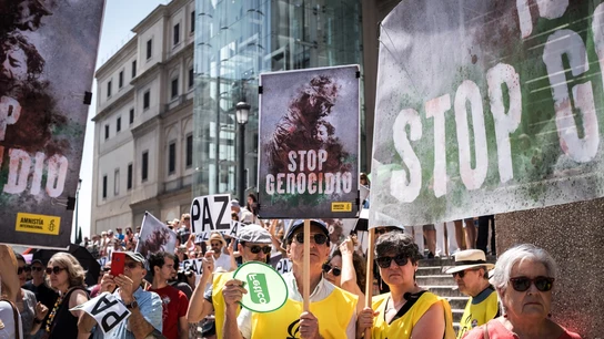 Varias personas durante la protesta en Madrid para exigir "el fin del genocidio en Palestina" Varias personas durante la protesta en Madrid para exigir "el fin del genocidio en Palestina"