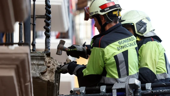 Los Bomberos aseguran la fachada de la vivienda de la que se desprendieron varios cascotes antes del sexto encierro de Sanfermines 2025. Los Bomberos aseguran la fachada de la vivienda de la que se desprendieron varios cascotes antes del sexto encierro de Sanfermines 2025.