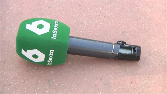 Un micrófono de laSexta, roto tras la agresión a nuestros compañeros en Torre-Pacheco (Murcia) Un micrófono de laSexta, roto tras la agresión a nuestros compañeros en Torre-Pacheco (Murcia)