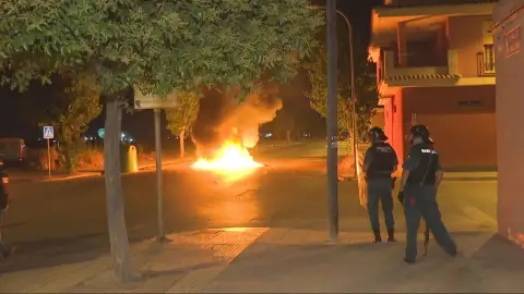 Imagen de un incendio provocado en los disturbios en Torre-Pacheco (Murcia) Imagen de un incendio provocado en los disturbios en Torre-Pacheco (Murcia)