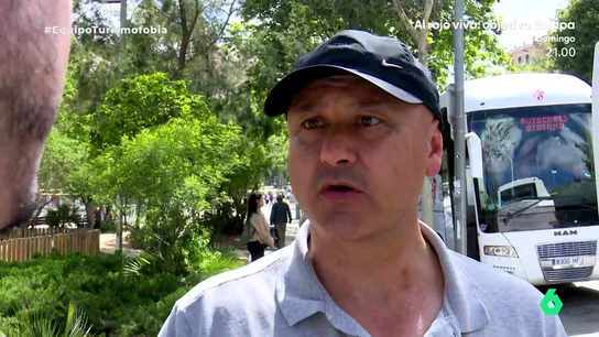 Un guía turístico estalla contra los vecinos de Barcelona que le llaman "sinvergüenza" por "traer turistas": "Yo estoy trabajando" Un guía turístico estalla contra los vecinos de Barcelona que le llaman "sinvergüenza" por "traer turistas": "Yo estoy trabajando"