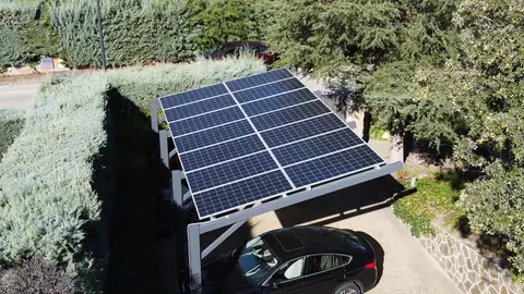 Carga de coche eléctrico con paneles solares Carga de coche eléctrico con paneles solare