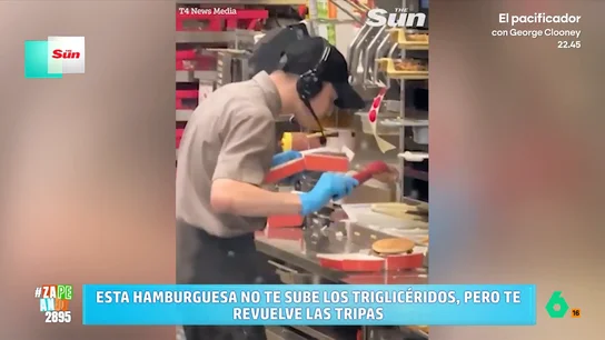 Pillan al empleado de una hamburguesería escupiendo en la hamburguesa de un cliente: "La aliña con su salsa secreta" Zapeando analiza el vídeo de una hamburguesería en el que se puede ver cómo un joven empleado, tras discutir con un cliente, decide escupir en el interior de su hamburguesa. El momento y las reacciones de los zapeadores, en este vídeo.