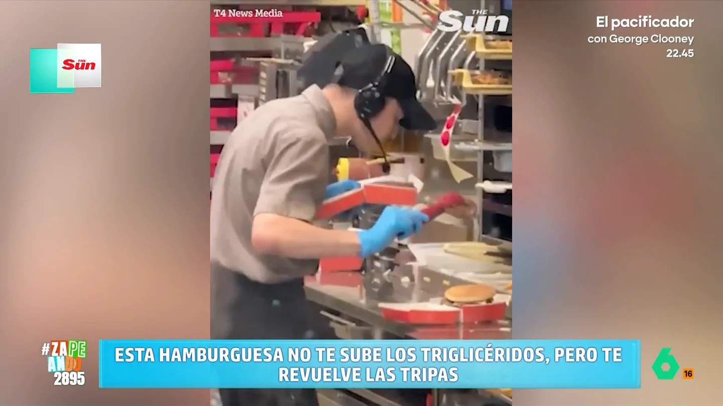 Pillan al empleado de una hamburguesería escupiendo en la hamburguesa de un cliente: "La aliña con su salsa secreta" Zapeando analiza el vídeo de una hamburguesería en el que se puede ver cómo un joven empleado, tras discutir con un cliente, decide escupir en el interior de su hamburguesa. El momento y las reacciones de los zapeadores, en este vídeo.
