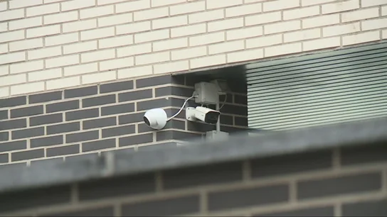 De lugar seguro a espacio vigilado: la agresión sexual de un repartidor a dos niñas en Madrid desata una psicosis en las urbanizaciones De lugar seguro a espacio vigilado: la agresión sexual de un repartidor a dos niñas en Madrid desata una psicosis en las urbanizaciones