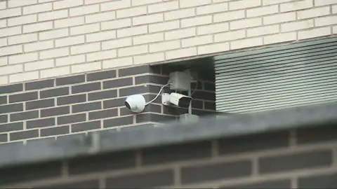 De lugar seguro a espacio vigilado: la agresión sexual de un repartidor a dos niñas en Madrid desata una psicosis en las urbanizaciones De lugar seguro a espacio vigilado: la agresión sexual de un repartidor a dos niñas en Madrid desata una psicosis en las urbanizaciones