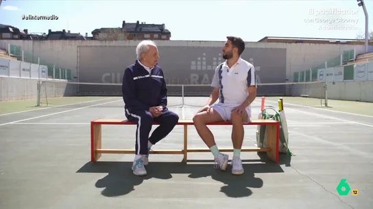 Enrique Ayala, campeón de España de tenis con 92 años, a Isma Juárez: "No me preguntes si me duele algo, porque me duele todo" Isma Juárez compartía su pasión por el tenis con Enrique Ayala, campeón de España para mayores de 90 años, que en este vídeo le contaba cómo casi muere por el covid y a los diez días "estaba peloteando".