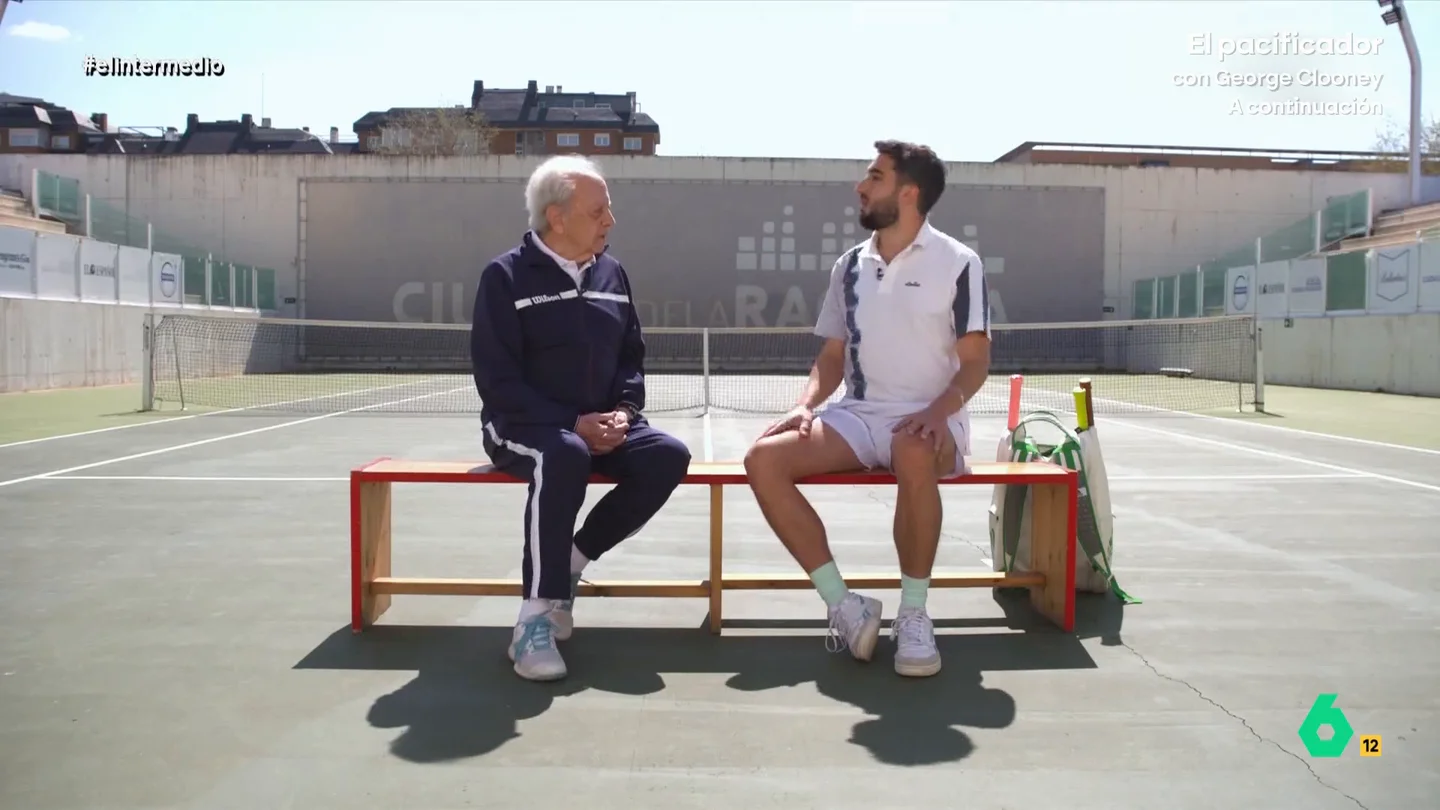 Enrique Ayala, campeón de España de tenis con 92 años, a Isma Juárez: "No me preguntes si me duele algo, porque me duele todo" Isma Juárez compartía su pasión por el tenis con Enrique Ayala, campeón de España para mayores de 90 años, que en este vídeo le contaba cómo casi muere por el covid y a los diez días "estaba peloteando".