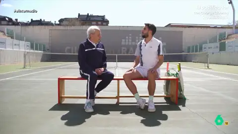 Enrique Ayala, campeón de España de tenis con 92 años, a Isma Juárez: "No me preguntes si me duele algo, porque me duele todo" Isma Juárez compartía su pasión por el tenis con Enrique Ayala, campeón de España para mayores de 90 años, que en este vídeo le contaba cómo casi muere por el covid y a los diez días "estaba peloteando".