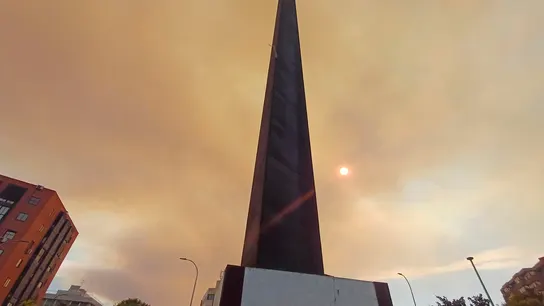 Vista del humo del incendio de Méntrida desde la glorieta de Pirámides, este jueves en Madrid. Vista del humo del incendio de Méntrida desde la glorieta de Pirámides, este jueves en Madrid.