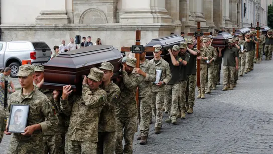 Militares ucranianos portan ataúdes durante una ceremonia de despedida para doce soldados que murieron en cautiverio ruso Militares ucranianos portan ataúdes durante una ceremonia de despedida para doce soldados que murieron en cautiverio ruso